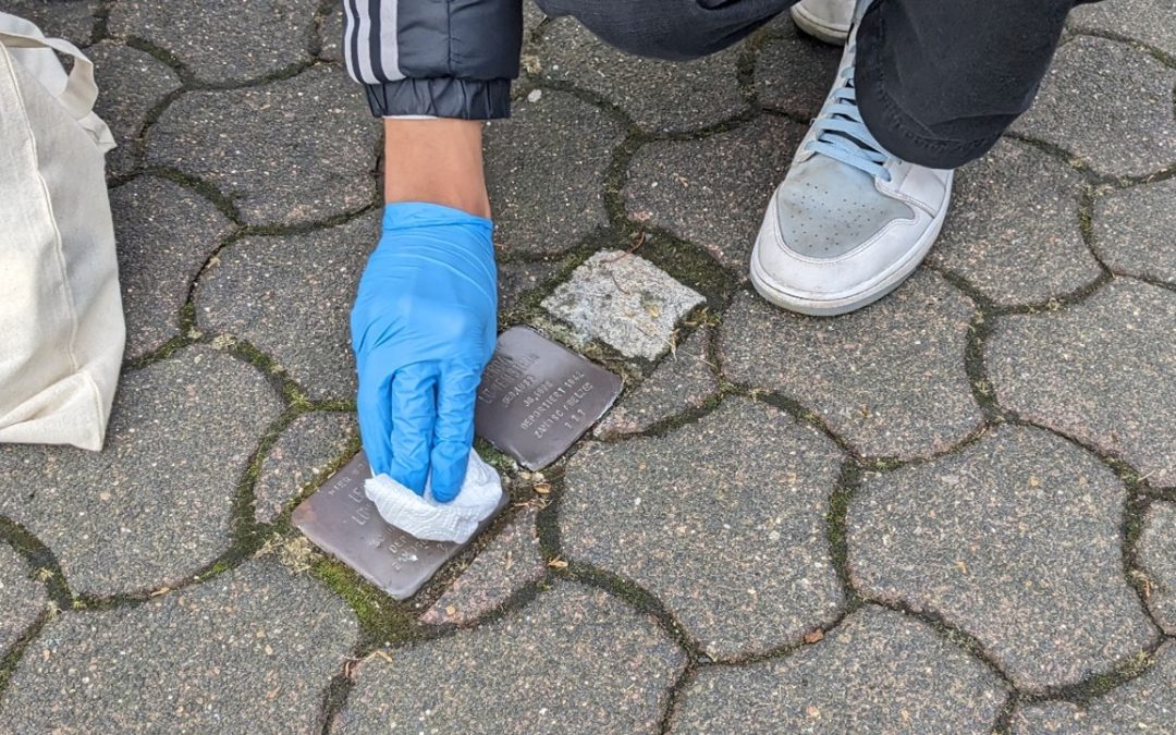 Reinigung der „Stolpersteine“